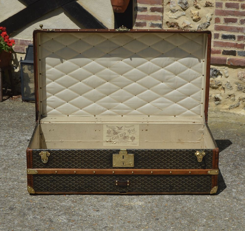 Louis Vuitton car trunk c.1907 - Baggage Collection