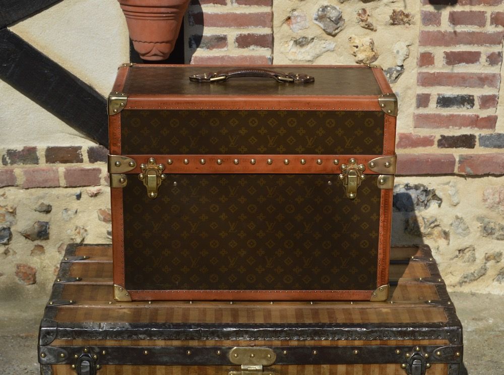 Did you know that author Ernest Hemingway had his own Louis Vuitton library  trunk? - Luxurylaunches