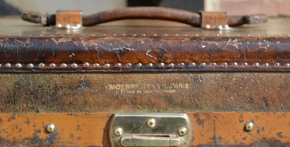 Lot - An exceptional 1920s Moynat leather travelling trunk with brass  mounts, decorated with the hand-painted typical 'M'-pattern, monogrammed  E.F., marked 'Malles Moynat, Paris', H 107 - W 57 - D 50 cm