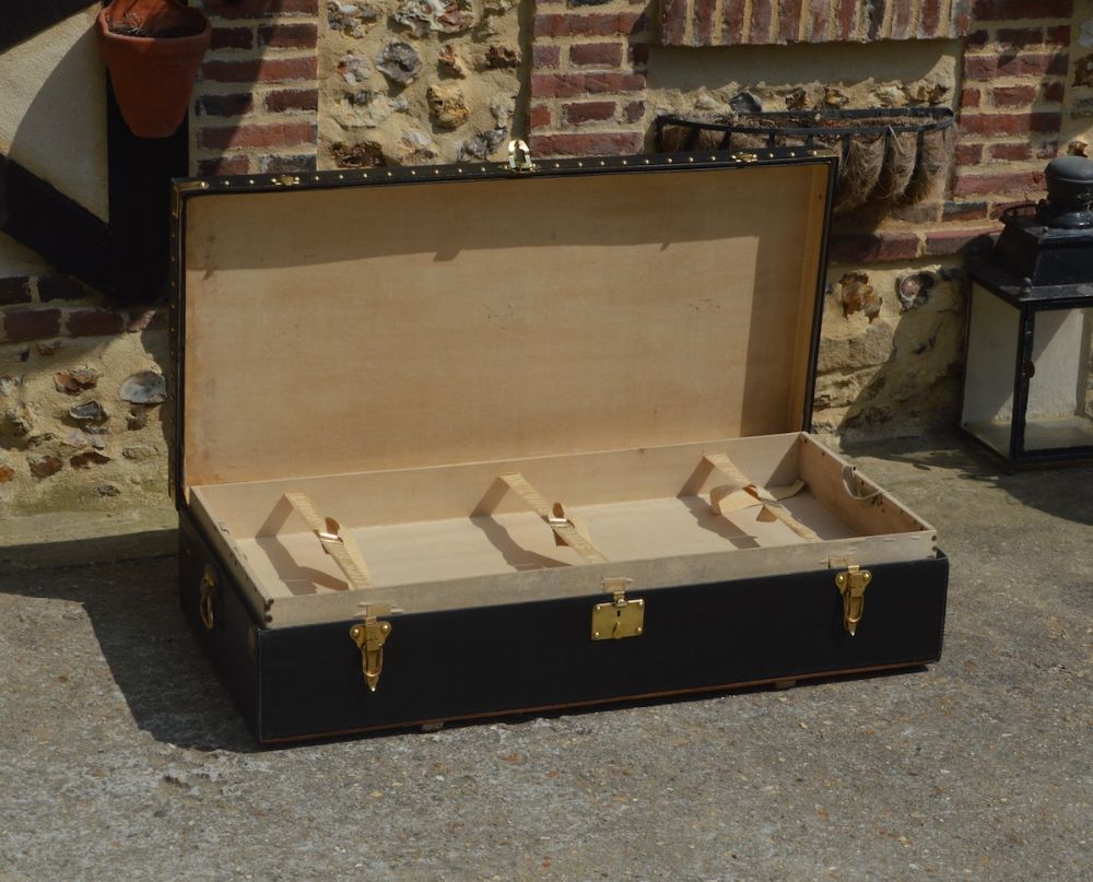Black Louis Vuitton trunk - Bagage Collection