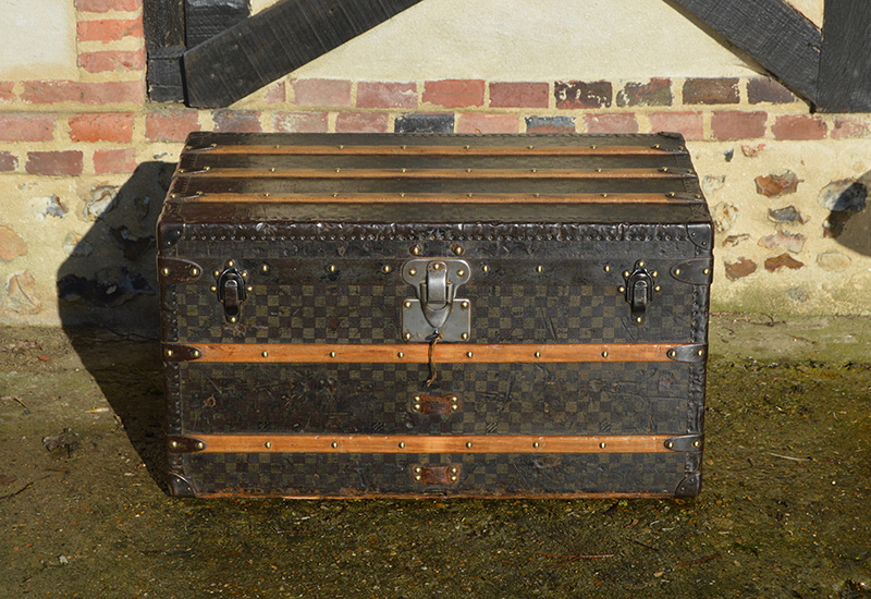 Louis Vuitton trunk the first fabrics of the brand - Baggage