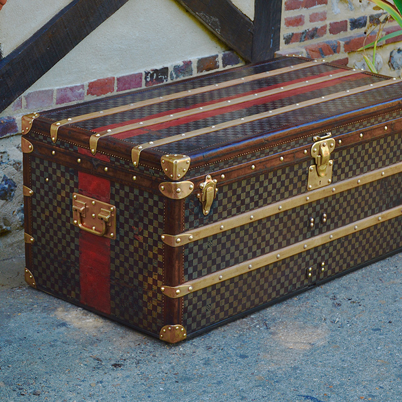 Louis Vuitton trunk the first fabrics of the brand - Baggage