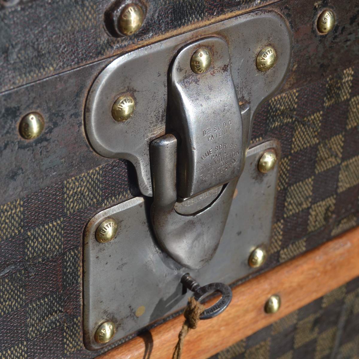 Louis Vuitton trunk the different locks - Baggage Collection
