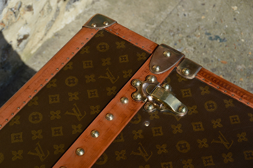 Louis Vuitton trunk the first fabrics of the brand - Baggage Collection