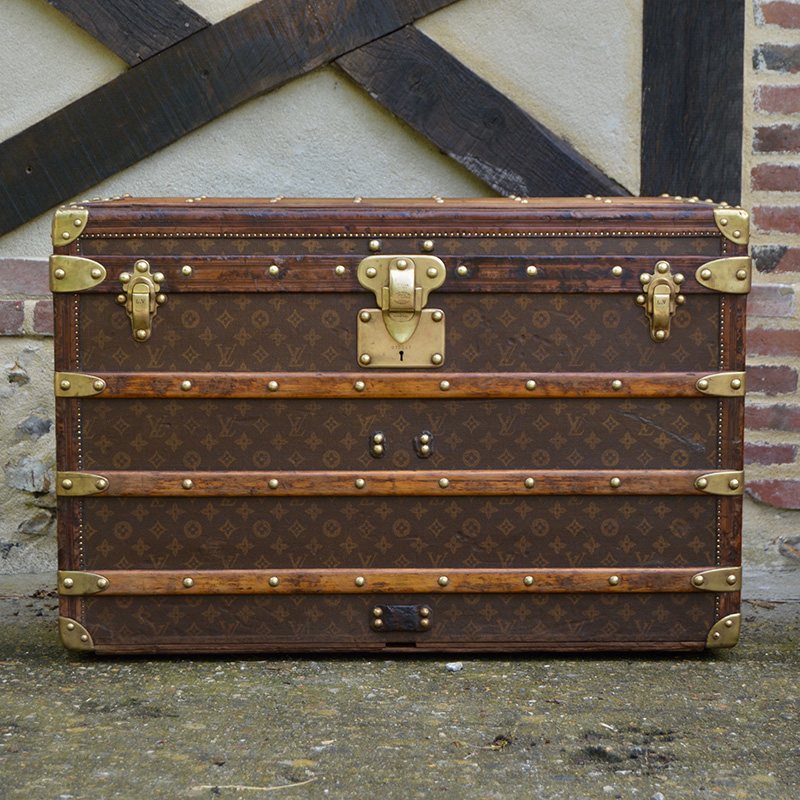 Beautiful Louis Vuitton monogrammed cabin trunk between 1909 and 1914,  completely renovated according to the rules of art